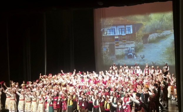 Тържественото събитие събра няколко поколения музиканти певци и танцьори на