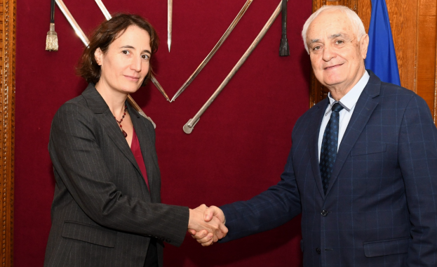 Министърът на отбраната Атанас Запрянов и посланикът на Франция в