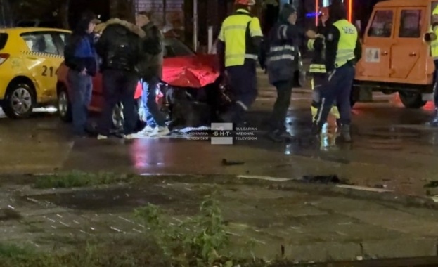 Тежка катастрофа между лек автомобил и такси е станала тази