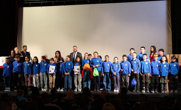 Заместник министърът на младежта и спорта Петър Младенов връчи наградите на