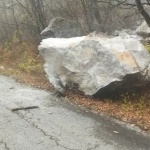 Паднали скални маси затрудняват движението по пътя към Околчица