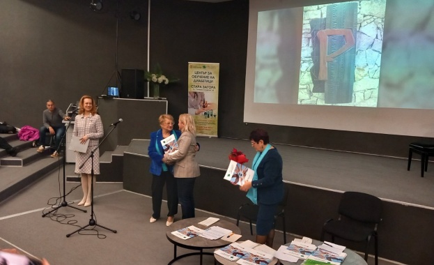 Знакът бе връчен на зам кмета Павлина Делчева която поздрави дружеството