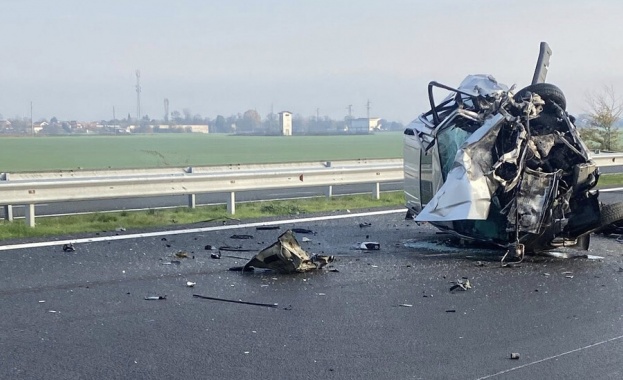 Трима души загинаха а един е ранен при тежка катастрофа на