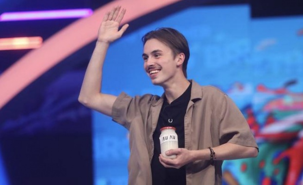 Той прекрачи прага на Къщата като немеца който меси хляб