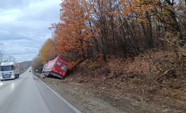 Турски ТИР се е обърнал в канавката малко преди Монтана