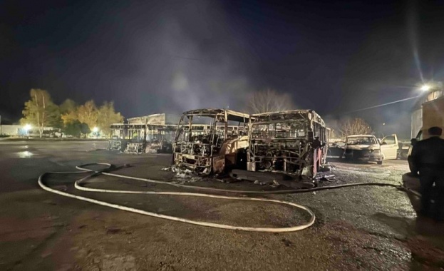 Голям пожар пламна в базата на дружество Общински превози