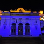 Историческата сграда на българския парламент беше осветена в синьо като част от кампания срещу насилието над и между деца „Бъди смел, бъди добър“