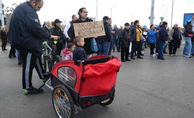 Нов протест заради по-скъпото паркиране: Блокираха моста „Чавдар“ в София