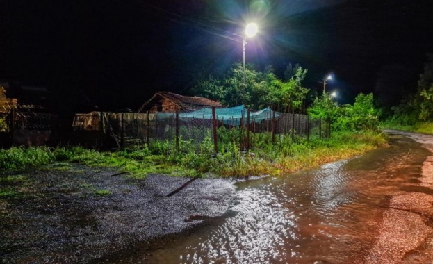 Дъжд с обем 50 литра на квадратен метър наводни улици