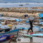 Броят на жертвите на наводненията във Виетнам е достигнал 90 души