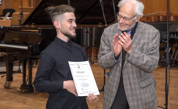 Международният конкурс за цигулари Васко Абаджиев се закрива днес Осмото