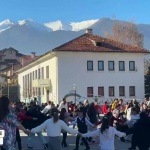 Ученици от Банско играят народни танци в голямото междучасие