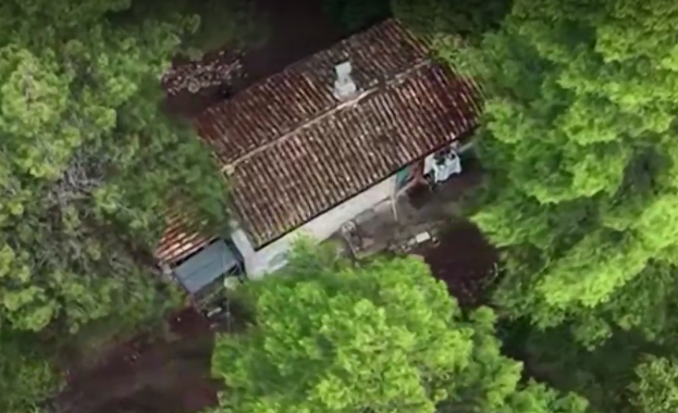 Семейство живеещо в малка къща в гората в сърцето на