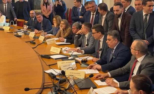 Зам председателят на парламента Костадин Ангелов прекъсна пленарното заседание за да