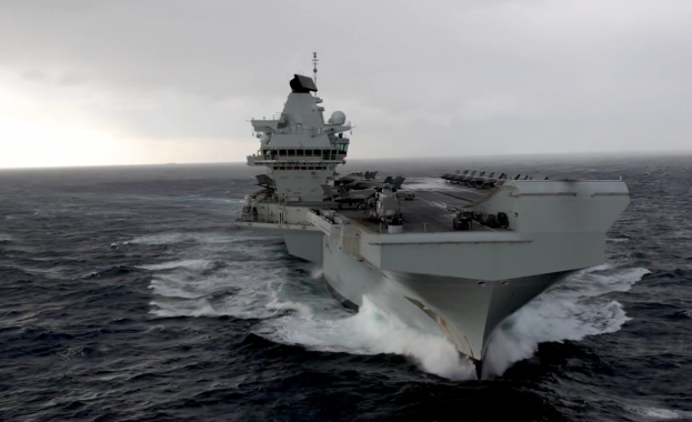 Самолетоносачът на Кралския флот HMS Prince of Wales заедно със