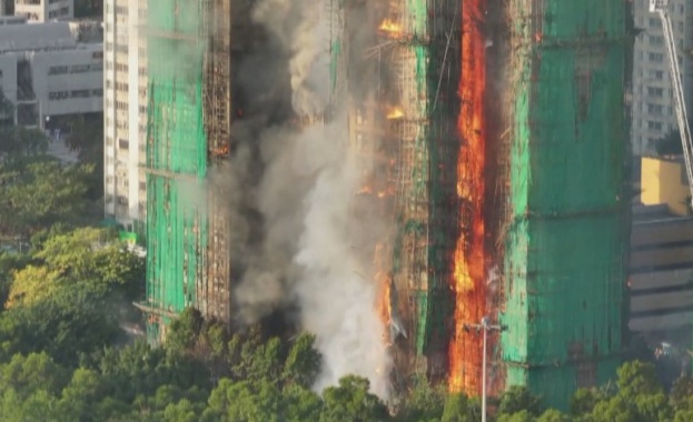 Пожарникарите продължават втори ден да се борят с един от