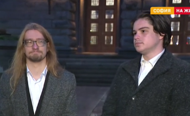 Сътрудници на депутати от ПП ДБ твърдят че са станали жертви