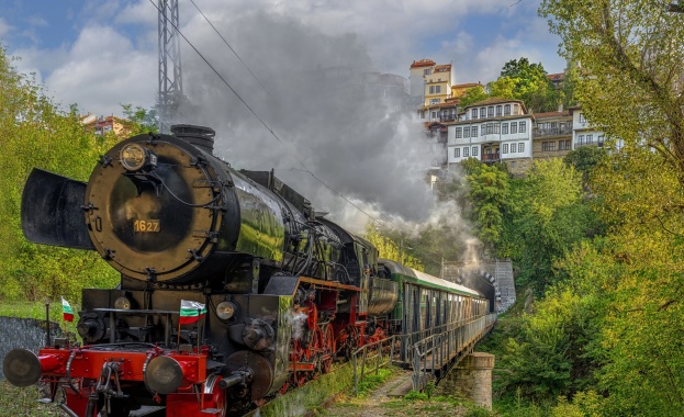 С поредица от празнични пътувания на влакове с парен локомотив