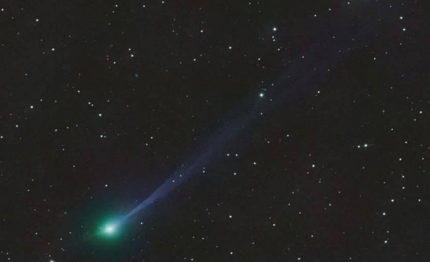 Рядката прашна антиопашка на кометата 3I ATLAS се запазва и вероятно