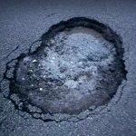 Шофиране по джанти: Мъж твърди, че е разбил колата си в огромна дупка на главен път