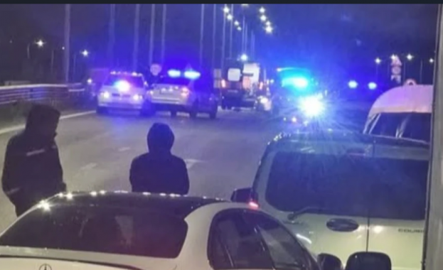 Загиналият полицай е бил в служебния автомобил когато върху него