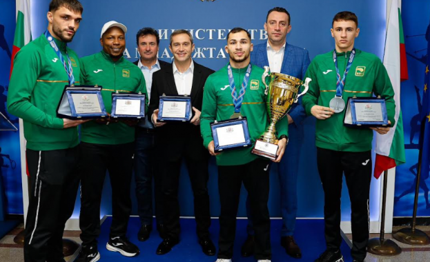 Министърът на младежта и спорта Иван Пешев награди с почетни