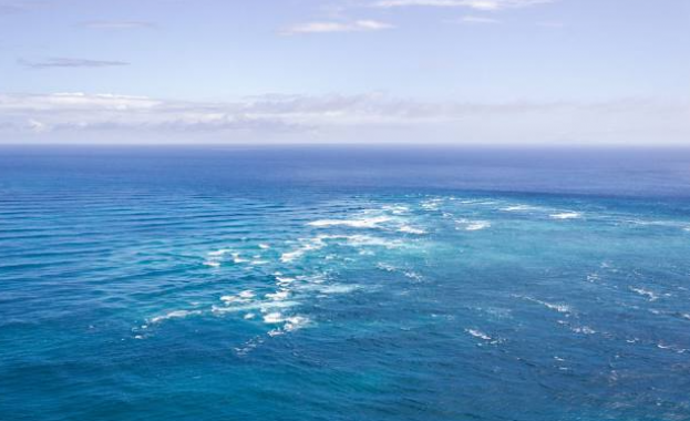 Масивни плътни скални формации заровени дълбоко под западната част на