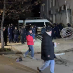 Бомбички, димки и счупени стъкла: Протестът ескалира пред централата на "ДПС-Ново начало"