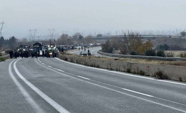 Протестиращи гръцки фермери се насочиха към границата с България, въпреки полицейската блокада