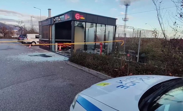 Кола се вряза в закусвалня във Враца, от пострадалата фирма смятат, че не е случайно