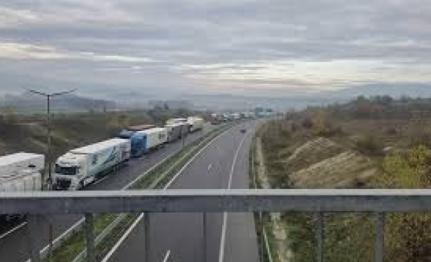 Граничният пункт Кулата–Промахон остава блокиран за камиони