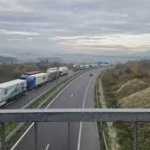 Граничният пункт Кулата–Промахон остава блокиран за камиони