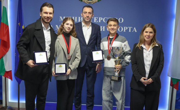 Министър Пешев награди младите ни състезатели Кристиян Дончев и Мартина