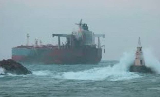 Десетчленният екипаж на моторен кораб Кайрос намиращ се в териториалните