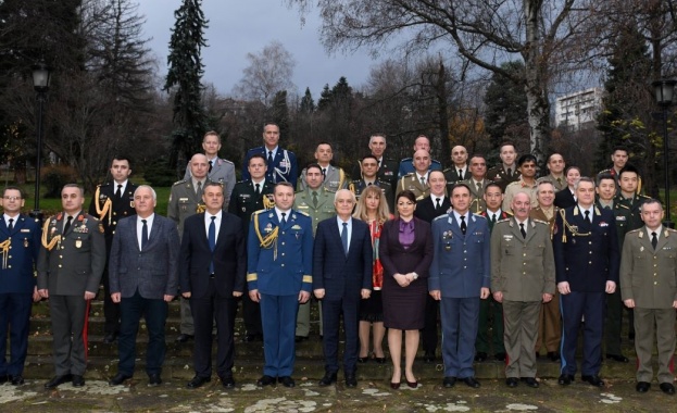 По традиция в навечерието на Коледните и Новогодишни празници министърът