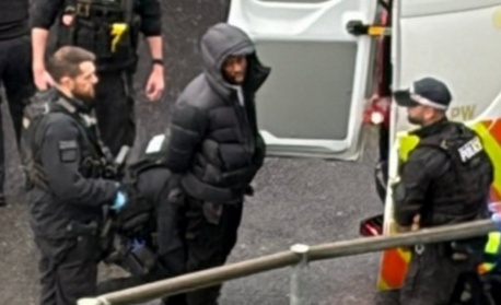 Арестуваха мъж на летище "Хийтроу" след десетки напръскани с лютив спрей