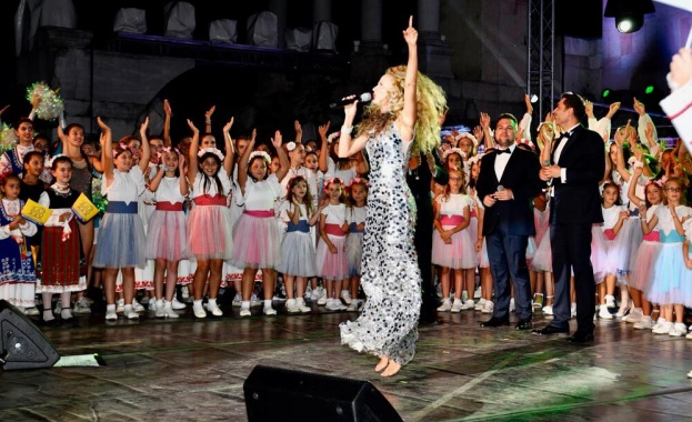 Деси Добрева събира над 500 изпълнители в концерта Гиздава днес