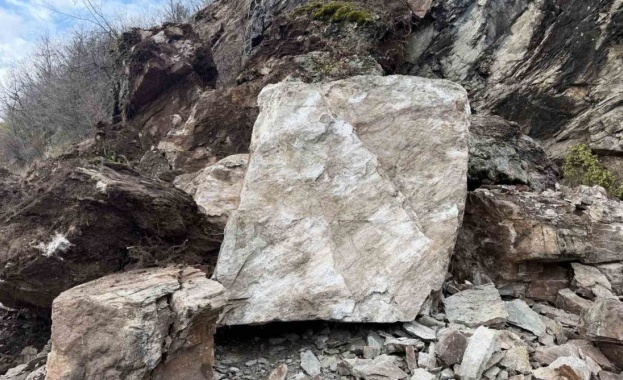 Срутването е станало тази сутрин
Свлачище затвори прохода Троян Кърнаре във