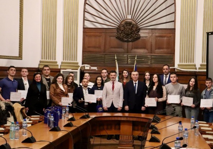 Министърът Тахов награди млади доброволци за спасяване на диви животни при горските пожари през 2025 г.