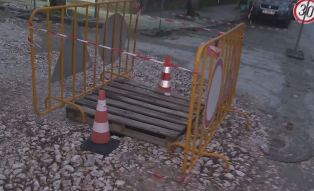 Автомобил пропадна в отворила се дупка на улица в пловдивския