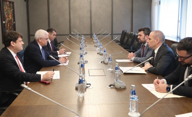 Вицепремиерът и министър на транспорта и съобщенията Гроздан Караджов и