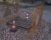 Автомобил пропадна в огромна дупка в Пловдив: Жители негодуват срещу трета година ремонт