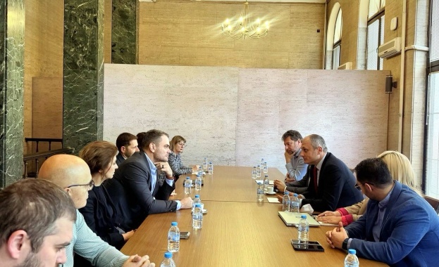 Министърът на електронното управление Валентин Мундров проведе работна среща с