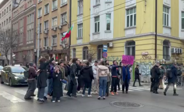 Студенти от НАТФИЗ се събраха пред учебното заведение в знак