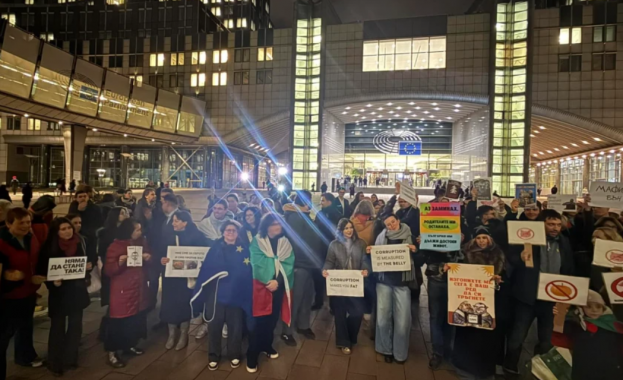 Българи протестираха тази вечер пред сградата на Европейския парламент в