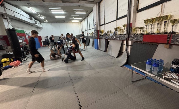 На семинар показаха техники за самозащита и ранно разпознаване на потенциално опасни сценарии