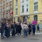 Студенти от НАТФИЗ блокираха ул. "Раковски" в знак на протест срещу правителството