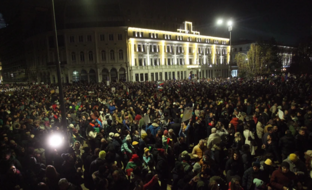 Протестиращите срещу правителството в центъра на София изпяха заедно химна