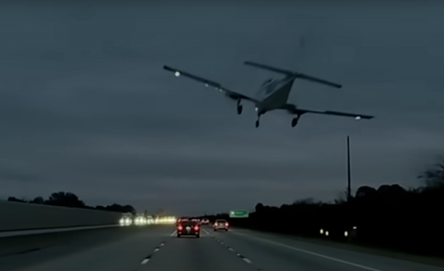 Самолет се разби в автомобил на натоварена междущатска магистрала във