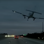 Самолет се разби в движеща се кола на магистрала (ВИДЕО)